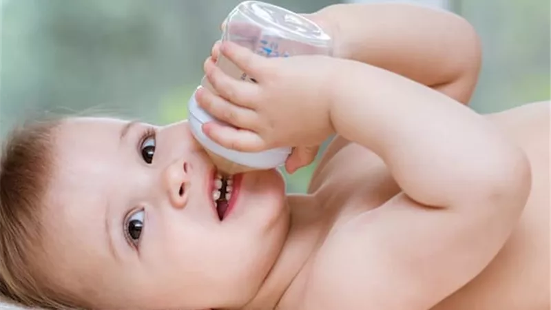متى يبدأ الرضيع في شرب الماء؟ 