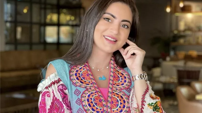 السعودية دانية شافعي تسحر القلوب بفستان تراثي في حفل زفافها (صور)