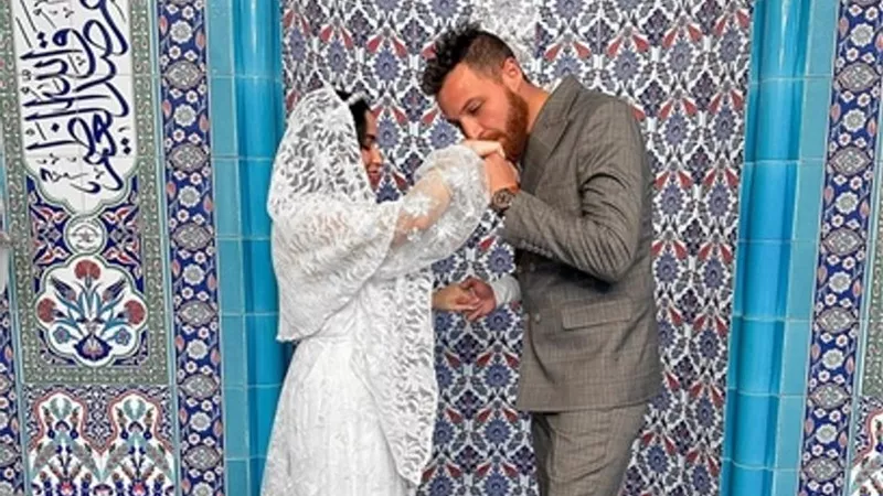 محمود حجازي يحتفل بعقد قرانه على فتاة مجهولة في مسجد بأمريكا (صور)