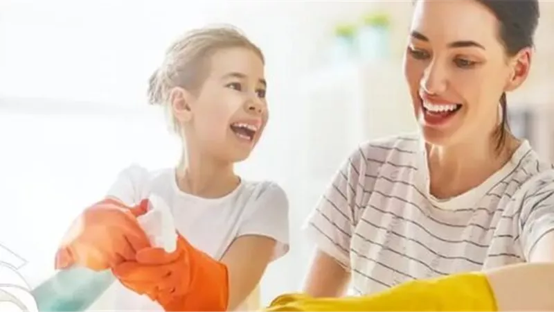3 حيل لتشجيع أطفالك على مساعدتك في تنظيف المنزل