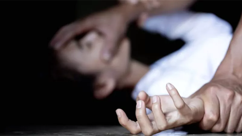 رجل يتخلص من زوجته الحامل بمساعدة عائلته «لإخراج روح شريرة منها»