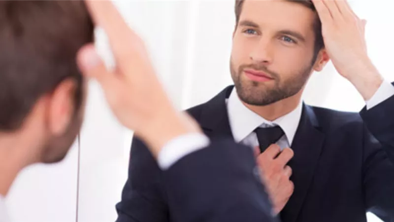 4 أمور تكرهها النساء بمظهر الرجل أغربها «قشرة الشعر»