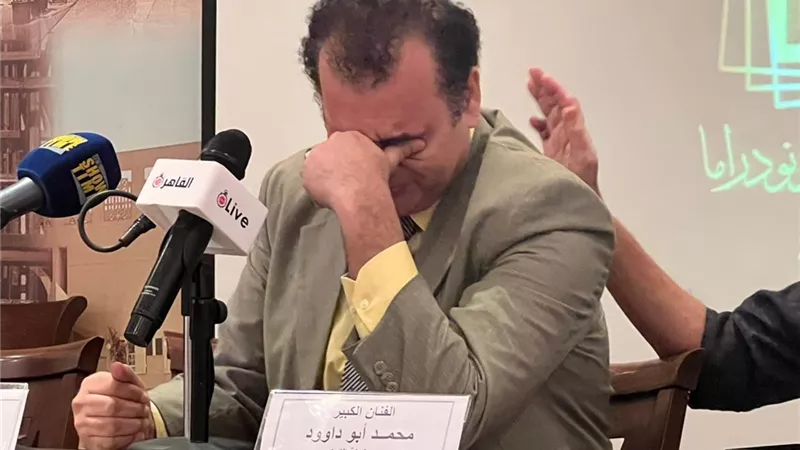 سر بكاء رئيس مهرجان القاهرة الدولي للمولودراما
