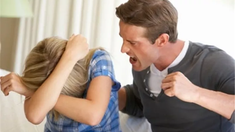 زوجي عصبي على أتفه الأسباب.. كيف أتصرف؟ 