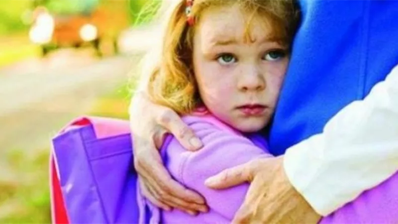 3 أسباب لكره الطفل الذهاب إلى المدرسة.. «متعلق بأمه»
