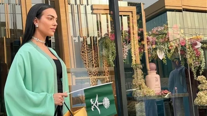 جورجينا رودريجيز تحتفل باليوم الوطني بعباءة على لون علم السعودية (صور)