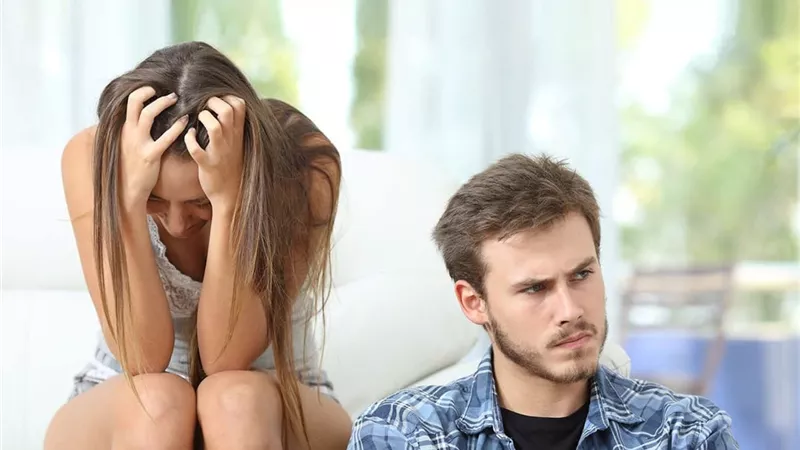 4 علامات تؤكد أن هذا الرجل لا يحبك «أبرزها قلة الاهتمام»