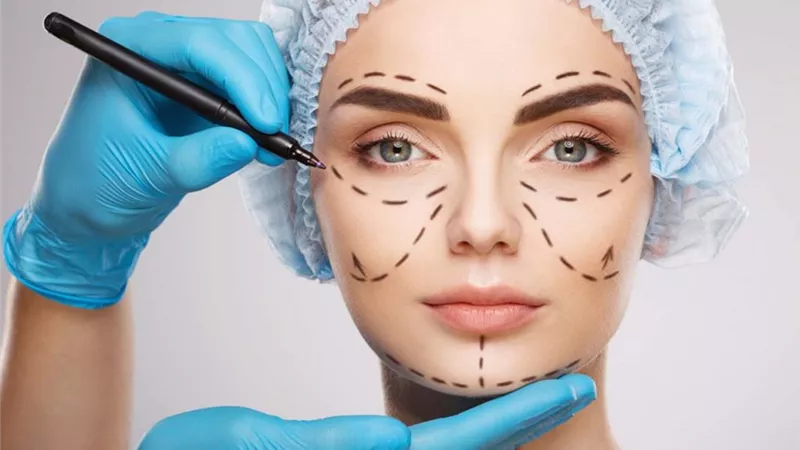 بقلم الدكتورة منال أبو العزائم: عمليات التجميل.. نعمة أم نقمة