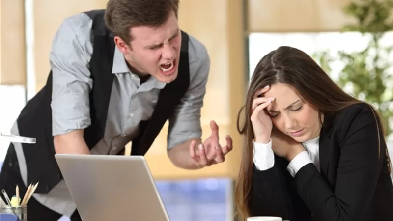 3 علامات تدل على أنك تتعاملين مع شخص عدواني 