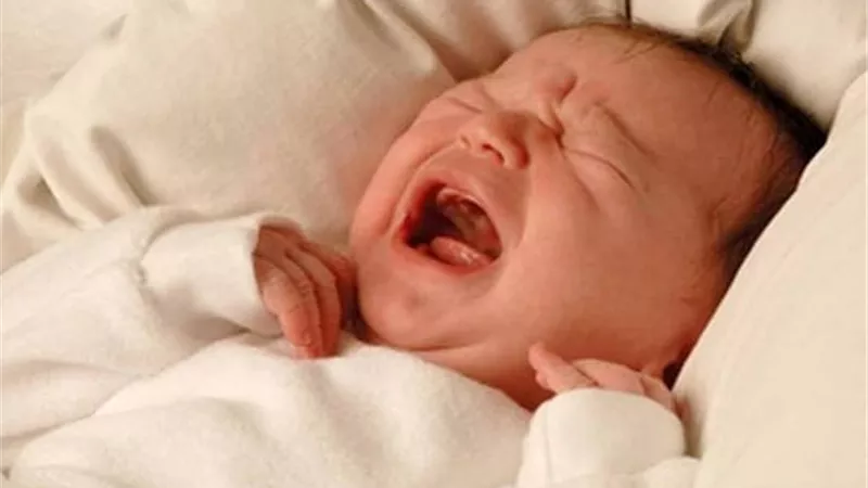  أسباب بكاء طفلك و4 خطوات لتهدئته
