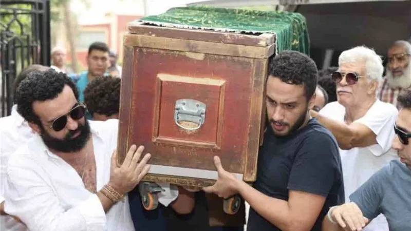 انهيار والدة أحمد سامي العدل أثناء تشيع جثمانه (صور)
