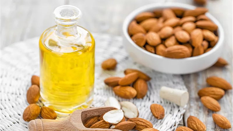 3 فوائد لتطبيق زيت اللوز على بشرتك «هيخليكي شباب على طول»