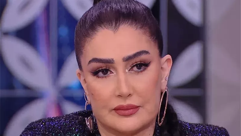 غادة عبد الرازق تخطف الأنظار بالأزرق المجسم (صور)