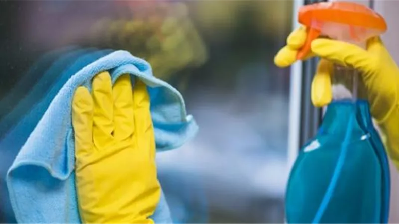 4 وصفات طبيعية لعمل ملمع الزجاج في المنزل «بسيطة وسهلة»