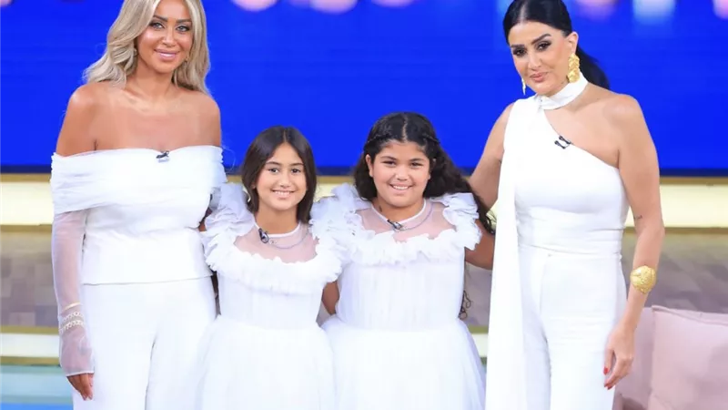بالأبيض..غادة عبد الرازق وابنتها بحلقة استثنائية في «معكم منى الشاذلي» (صور)