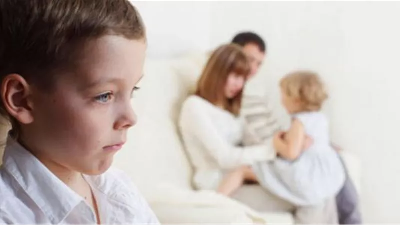 أخطرها المقارنة.. 4 أخطاء مدمرة تعزز الغيرة بين الأبناء
