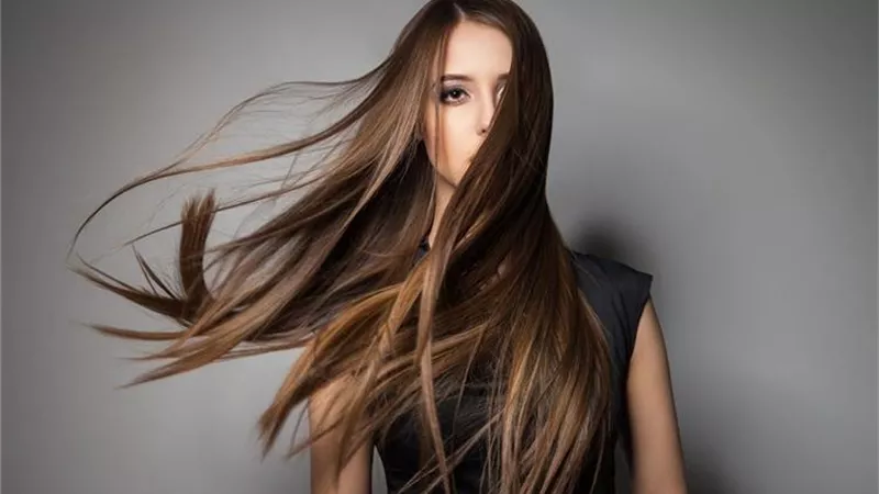 3 وصفات طبيعية لنعومة الشعر وفرده