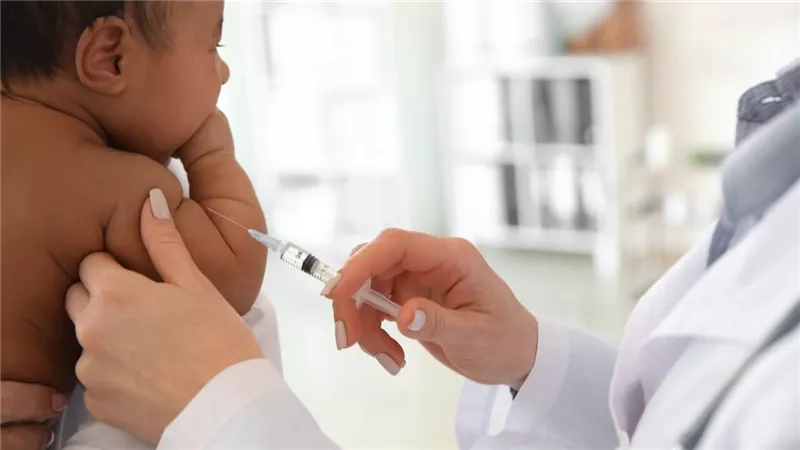 4 حالات تحتم عليكِ تأجيل تطعيمات طفلك