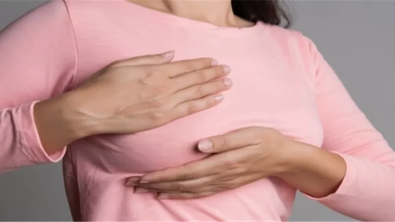 3 أسباب تجعلك تشعرين بآلام الثدي أثناء الدورة الشهرية