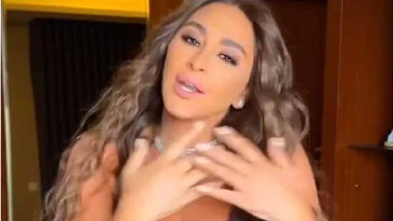 إليسا ترتدي slip