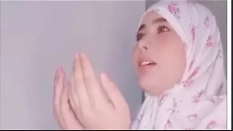 على سجادة الصلاة.. اللبنانية إنجي خوري تثير الجدل من جديد