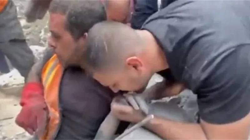 فيديو شاب يقبل يد والدته الشهيدة تحت الأنقاض في غزة يشعل تعاطف الملايين
