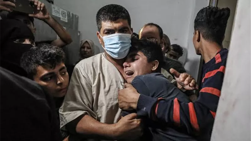 «ابن أخي الرضيع استشهد» فتاة فلسطينية تحكي مأساتها بمستشفي غزة 