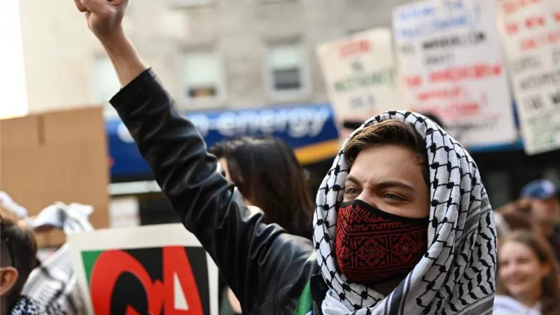نساء وأطفال مخيم جنين يتظاهرون ضد جرائم الاحتلال في قطاع غزة