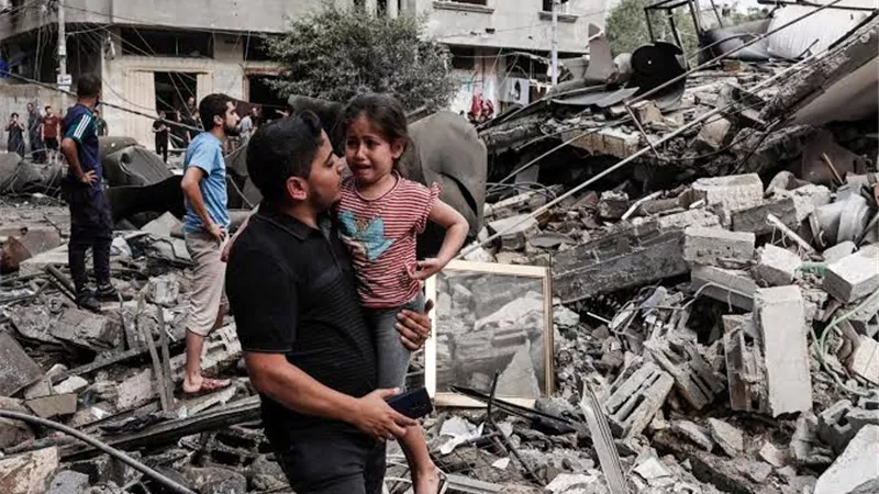 الدفاع المدني الفلسطيني: 1000 شخص تحت أنقاض مباني غزة المدمرة