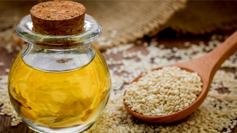 3 فوائد مذهلة للبشرة في زيت السمسم