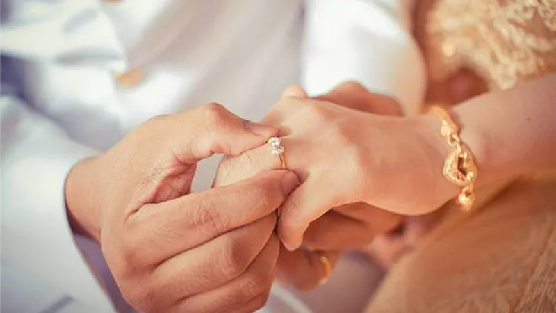 3 علامات تكشف حب الفتاة لخطيبها «نظرة العين»