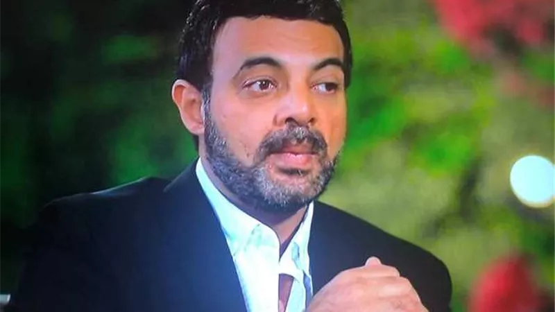  بكاء عمرو محمود ياسين أثناء عرض فيلم تسجيلي عن والده
