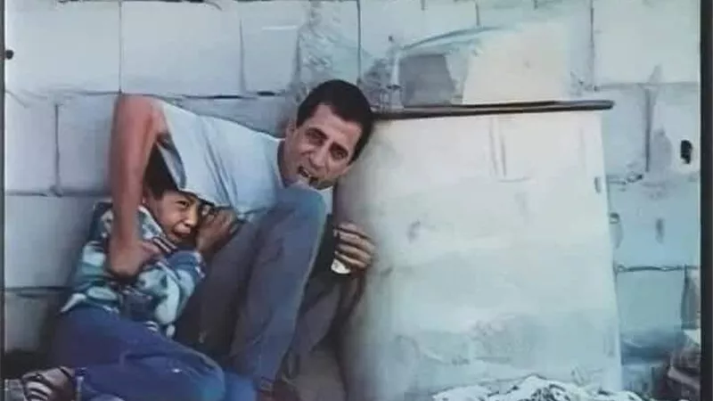 والد محمد الدرة يودع شقيقيه: «احجزا لي مكانا بجواركما» (صور)