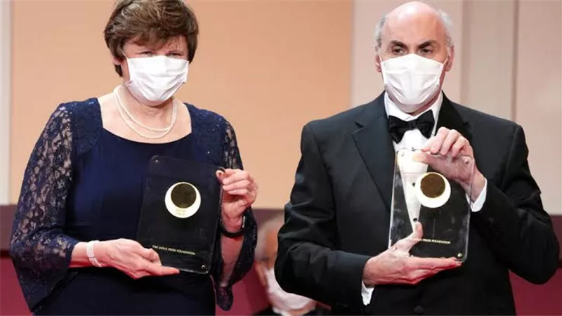 فريق مطوري لقاح كورونا يفوز بجائزة نوبل فى الطب 