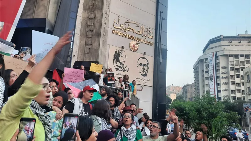 مظاهرة نسائية بمشاركة فلسطينية على سلالم نقابة الصحفيين (صور)