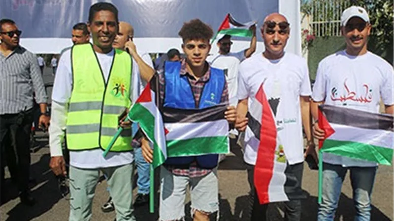 بدء تجمع المواطنين أمام المنصة تضامنا مع فلسطين