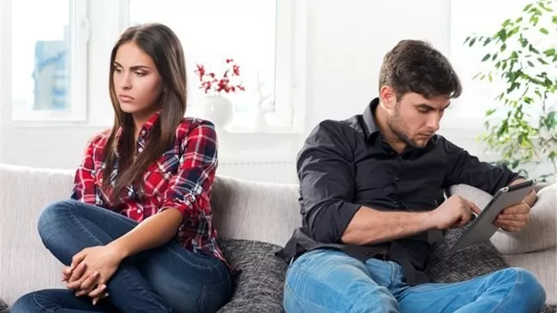 4 أشياء تسبب تجاهل الرجل لزوجته «الشغف فين؟»