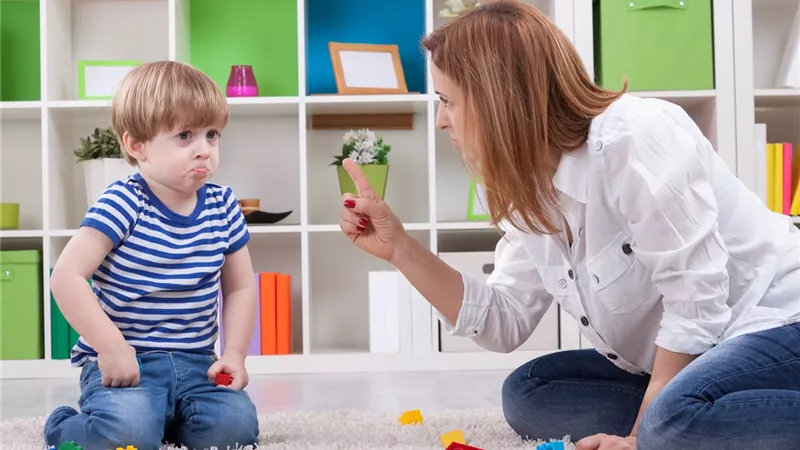 3 جمل تجنبي قولها لطفلك.. أهمها «لا تناقشني»
