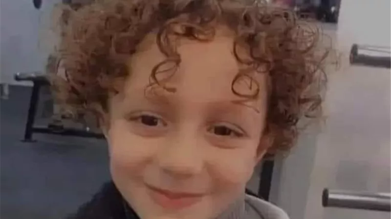 مشهد مفزع لأم فلسطينية تبحث عن طفلها بين جثث مجهولة: «شعره كيرلي» (فيديو)