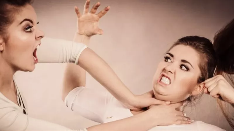 كيف تقود الأم حرب ابنتها العروس مع «سلفتها☻»؟ (سيناريو)