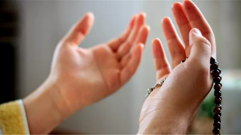 حكم رفع اليدين إلى السماء أثناء الدعاء.. الإفتاء تجيب