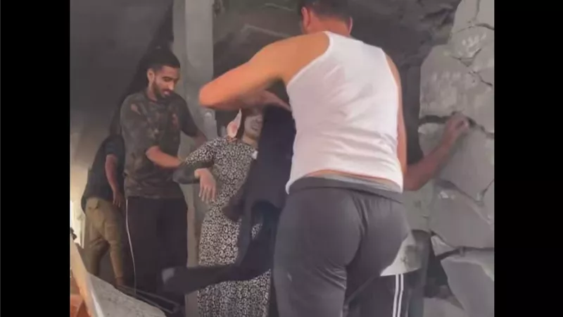 «حشمة تحت القصف».. شقيقا حطام غزة يخطفان الأنظار بفيديو القميص والحجاب 