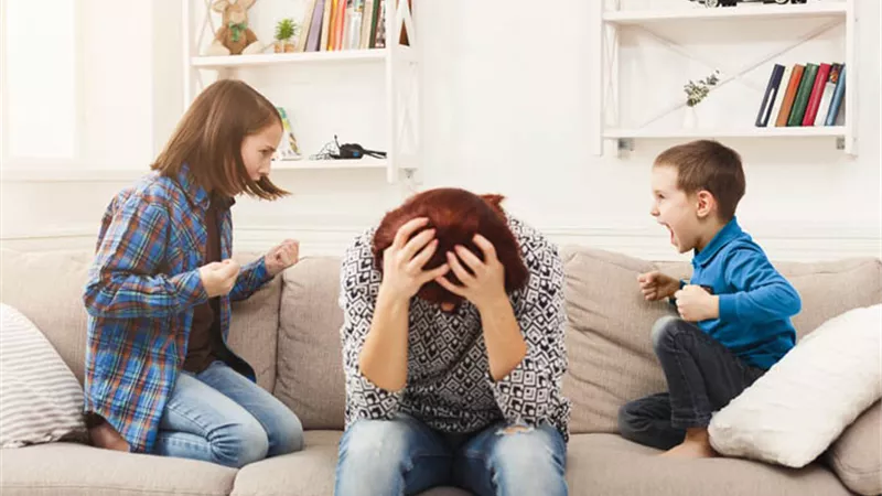 4 أخطاء مدمرة تعزز الغيرة بين الأبناء (إنفوجراف)