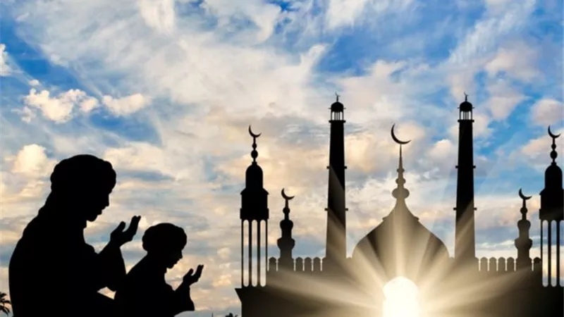 ما حكم الكلام خلال سماع الأذان؟ «الإفتاء تجيب»