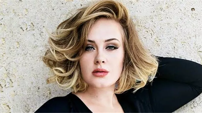 آديل تتوقف عن الغناء في حفلها وتبكي لسبب غريب (فيديو)