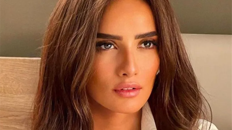 زينة تجذب انتباه جمهورها بإطلالة أنثوية بين الورود