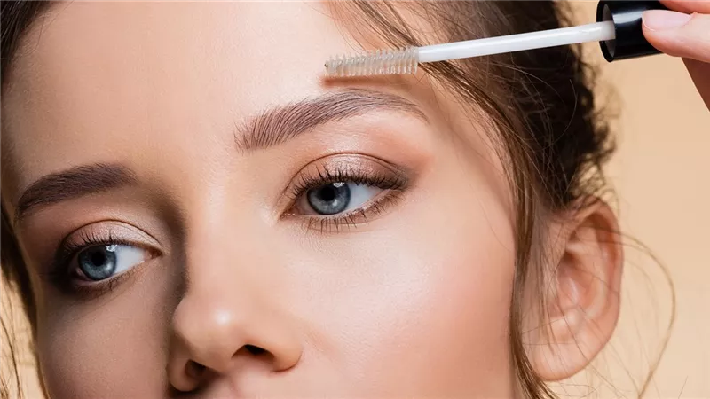 كل ما تحتاجين معرفته عن استخدام «جل الحواجب»