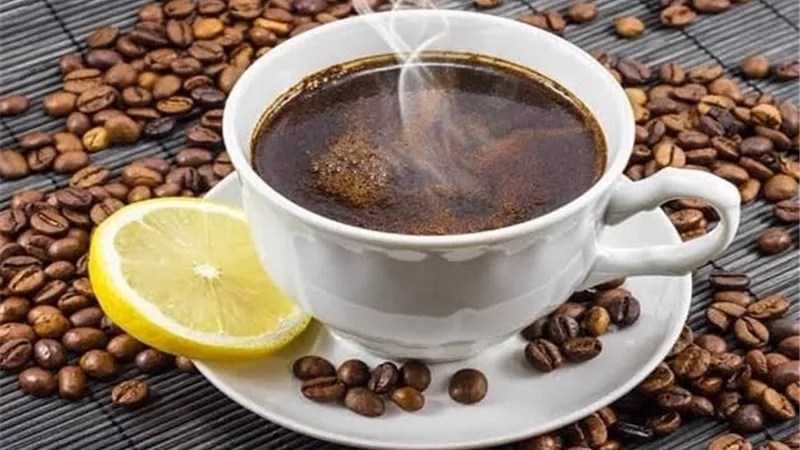 4 فوائد لتناول مشروب القهوة مع الليمون (إنفوجراف)