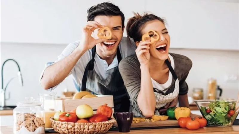 لماذا تنجذب المرأة إلى الرجل المحب للمطبخ؟ 