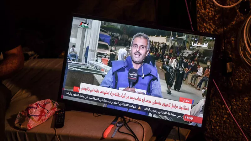صديق محمد أبو حطب يخلع زيه الواقي احتجاجا على استشهاده (فيديو)